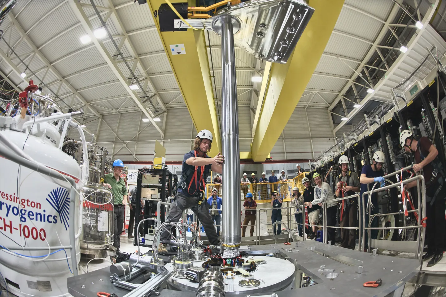 Installation of the g-trap in the ALPHA experiment (CERN-PHOTO-201810-267-19)